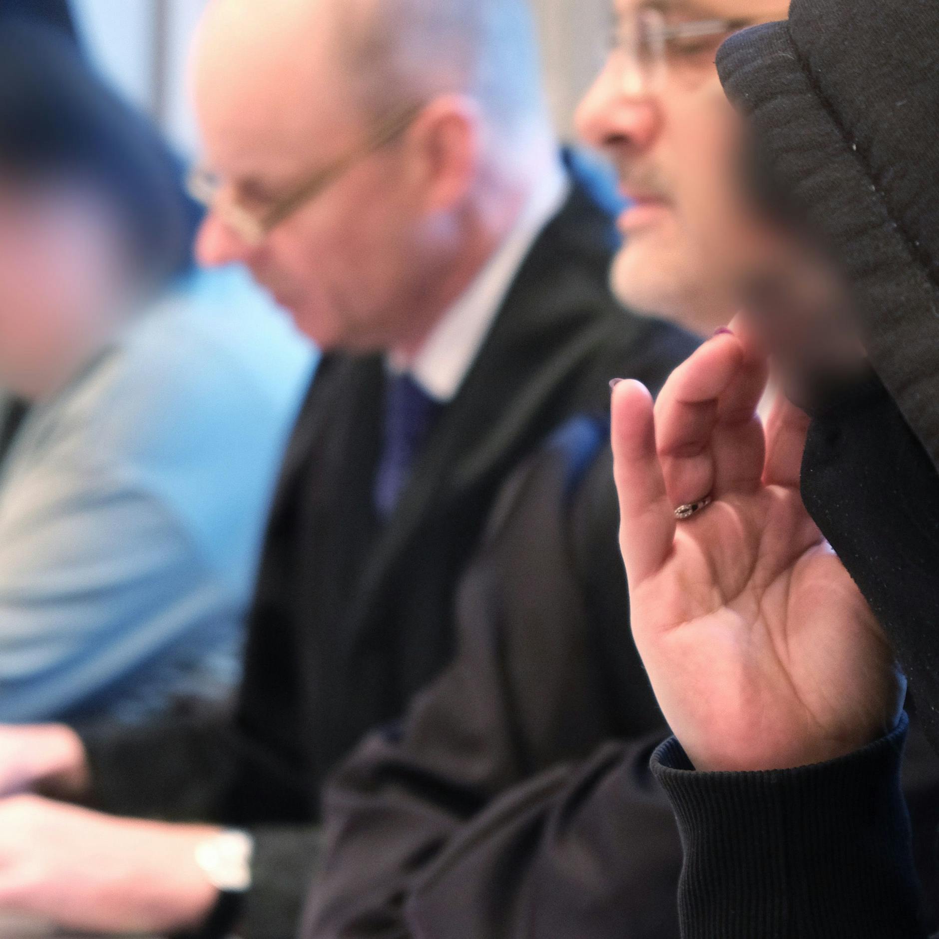 Kleines Mädchen verbrüht: Eltern und Oma wegen Mordes vor Gericht