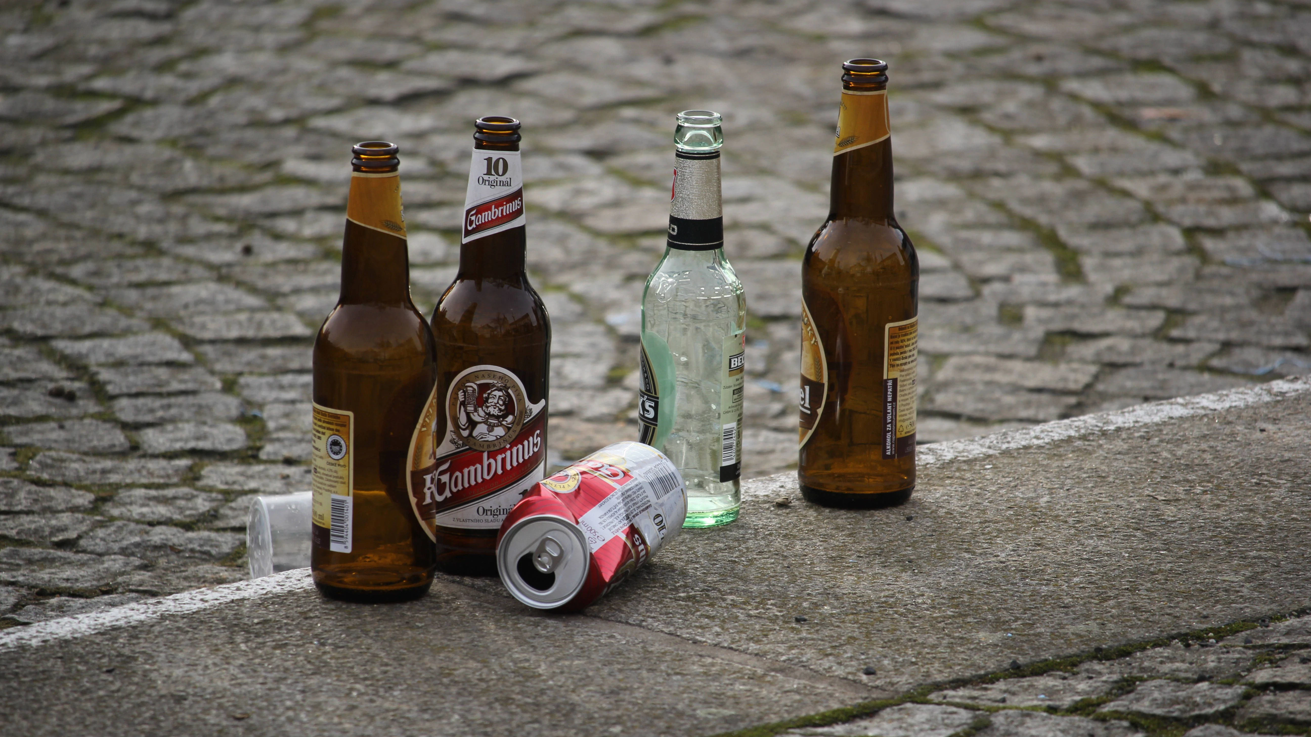 Flasche leer? Wer ausgetrunken hat, stellt seine leeren Pullen beim Karneval in Köln gern an die Straße.