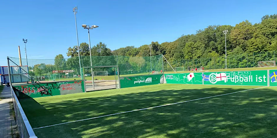 Ein Teil des Kunstrasens der EM-Fanmeile wird im Bezirk Treptow-Köpenick in einer Schule verlegt.