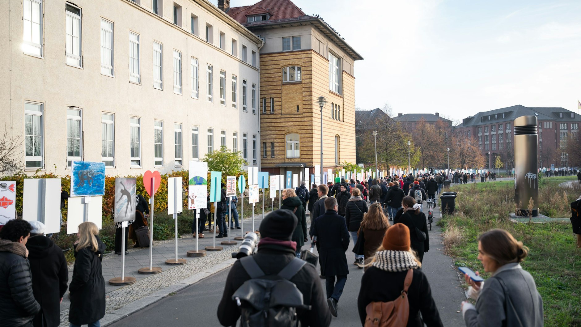 Mit einer großen Freiluft-Installation wurde in Berlin am vergangenen Wochenende das Mauerfall-Jubiläum gefeiert.