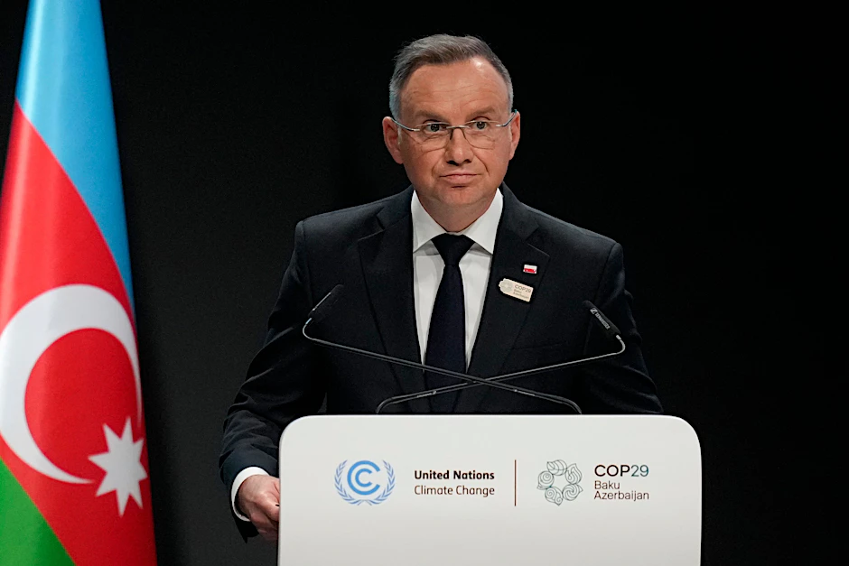 Polens Präsident Andrzej Duda spricht während einer Plenarsitzung auf der COP29 der Vereinten Nationen.