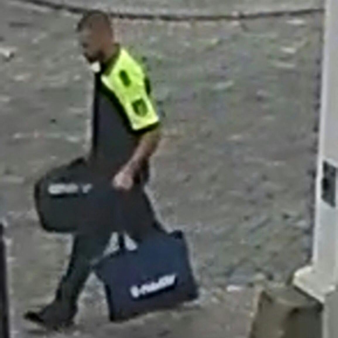 Auf diesem Bild einer Überwachungskamera ist einer der falschen Polizisten zu erkennen.