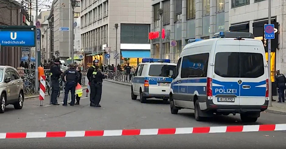 Einsatzkräfte der Polizei haben einen Bereich nahe dem Bahnhof Friedrichstraße abgesperrt.