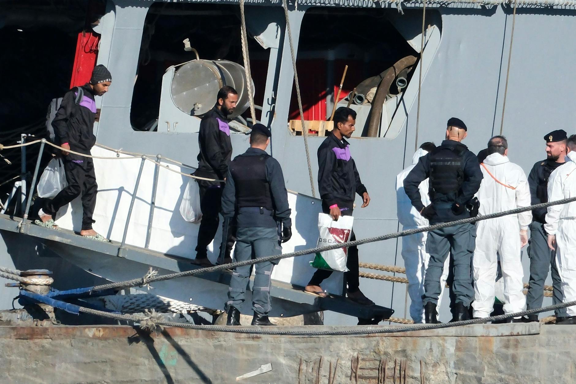 Flüchtlinge aus Ägypten und Bangladesch werden auf das italienische Festland zurückgebracht.