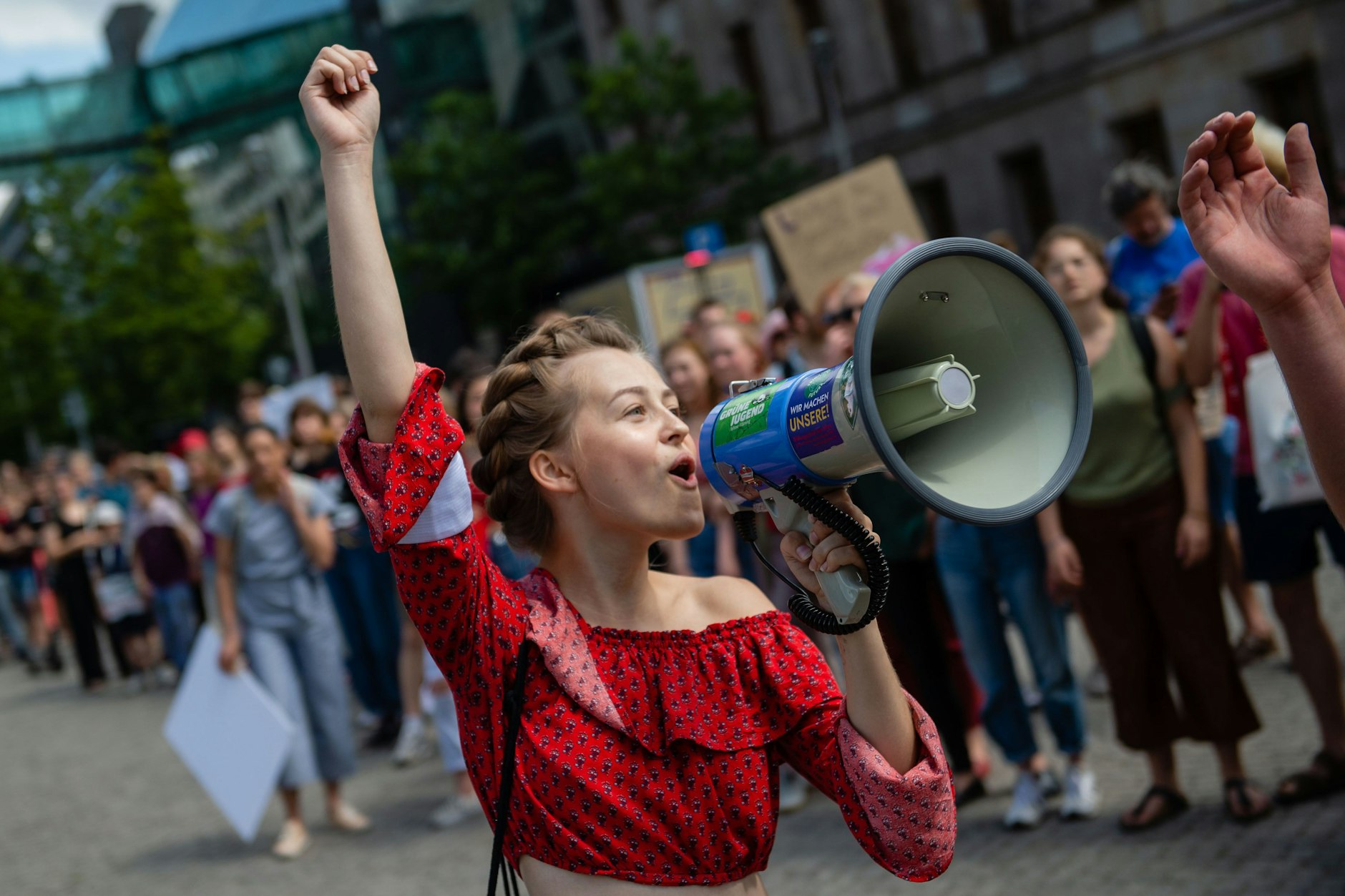 Die Aktivistin Clara Mayer ruft bei der Demonstration Fridays For Future in ein Megafon.