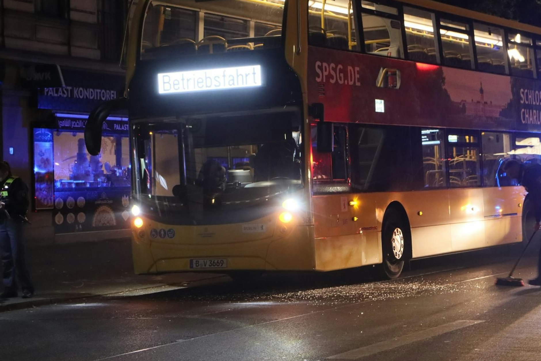 Die Scherben der Scheibe vom Bus liegen auf der Straße