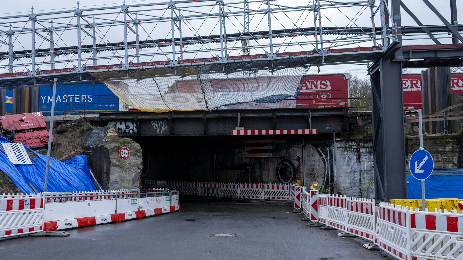 Auch an der Straße und Eisenbahnbrücke Hämmerlingstraße wird schon seit 2023 gebaut.