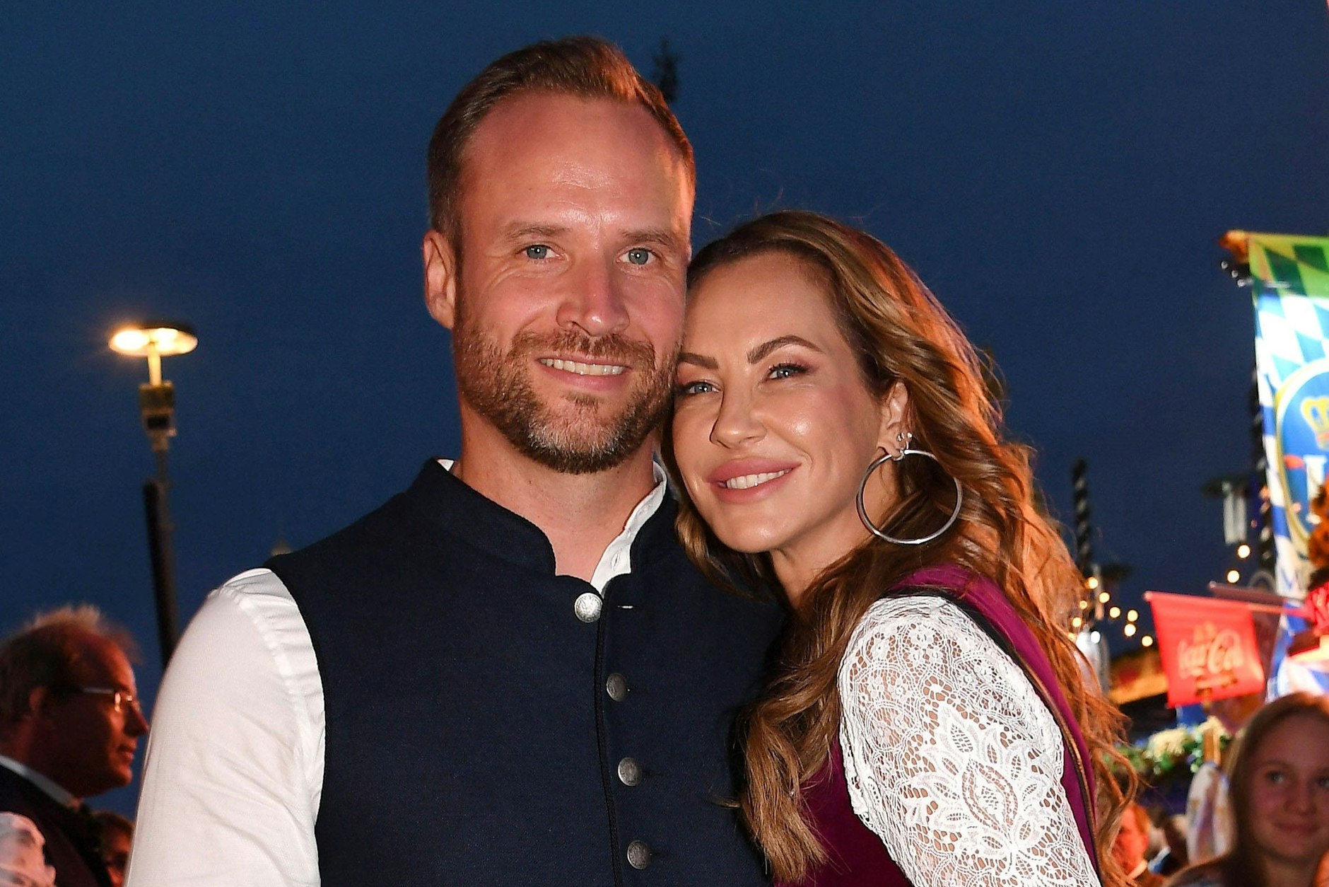 Sandy Meyer-Wölden und Alexander Müller beim Wiesn Almauftrieb auf dem Oktoberfest 2024.