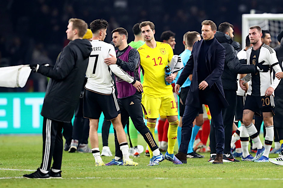 Vor einem Jahr hat Bundestrainer Julian Nagelsmann (r.) Torwart Kevin Trapp (M.) zuletzt für die Nationalmannschaft nominiert.