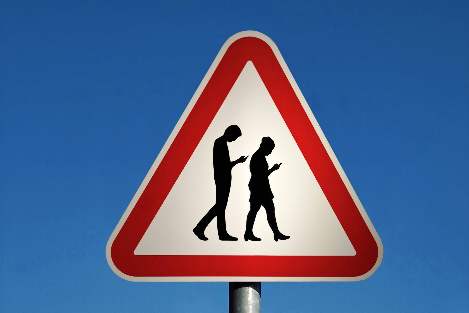 Aufgepasst: Immer wieder trifft man Menschen, die in Augmented-Reality-Spiele versunken durch die Straßen irren.