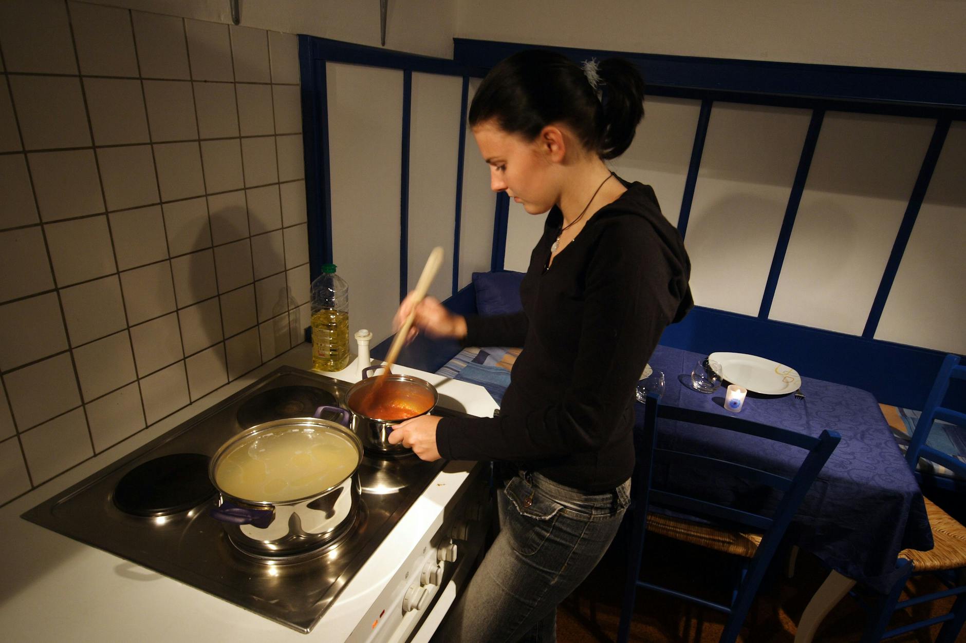 Die Nudeln im Topf ohne Deckel zu kochen verschwendet viel Energie.