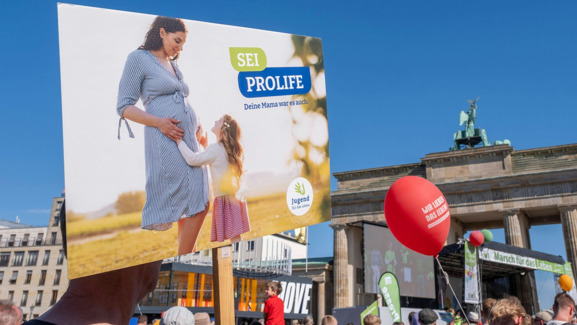 Abtreibungsgegner demonstrieren vor dem Berliner Brandenburger Tor gegen Schwangerschaftsabbrüche (2023).