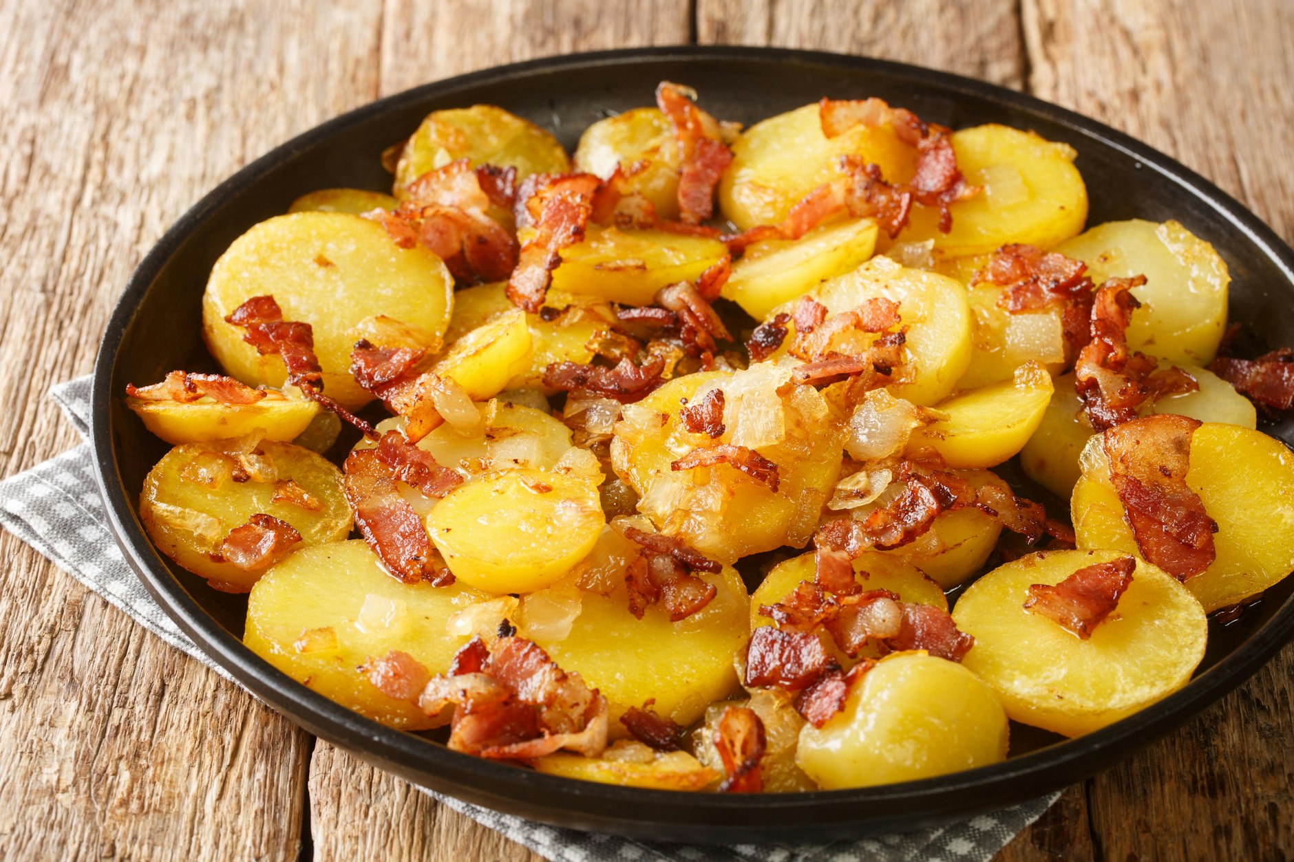 Bratkartoffeln sind nicht nur eine tolle Beilage, sondern schmecken auch als eigenständiges Gericht hervorragend. Nur: Wie macht man sie in der Heißluftfritteuse?