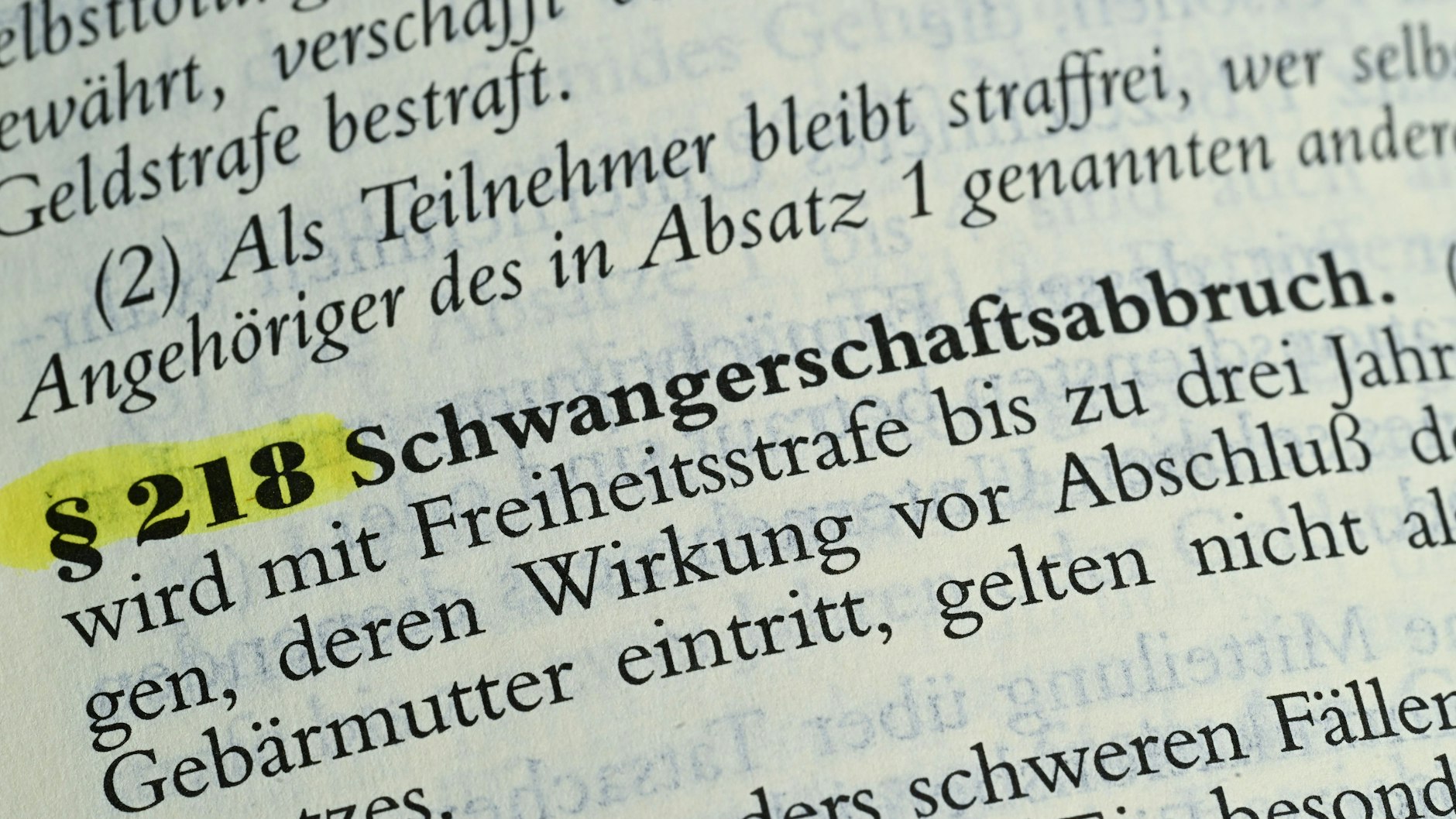 Der Paragraf 218 im Strafgesetzbuch regelt bislang die Strafbarkeit von Schwangerschaftsabbrüchen.
