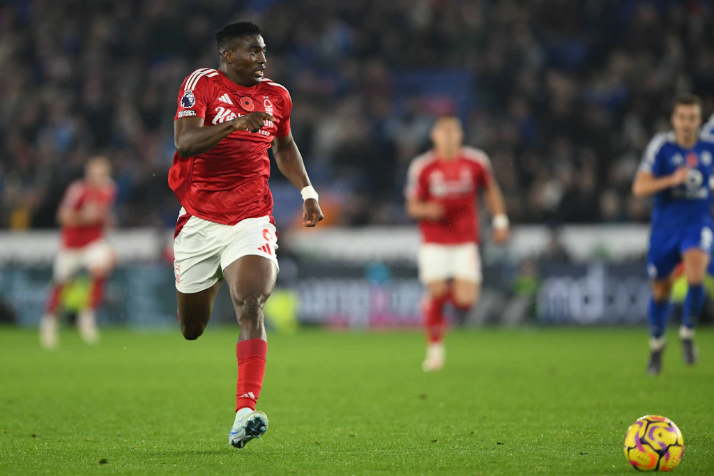Rekortmen Taiwo Awoniyi Nottingham'da sahalardan uzak kaldı