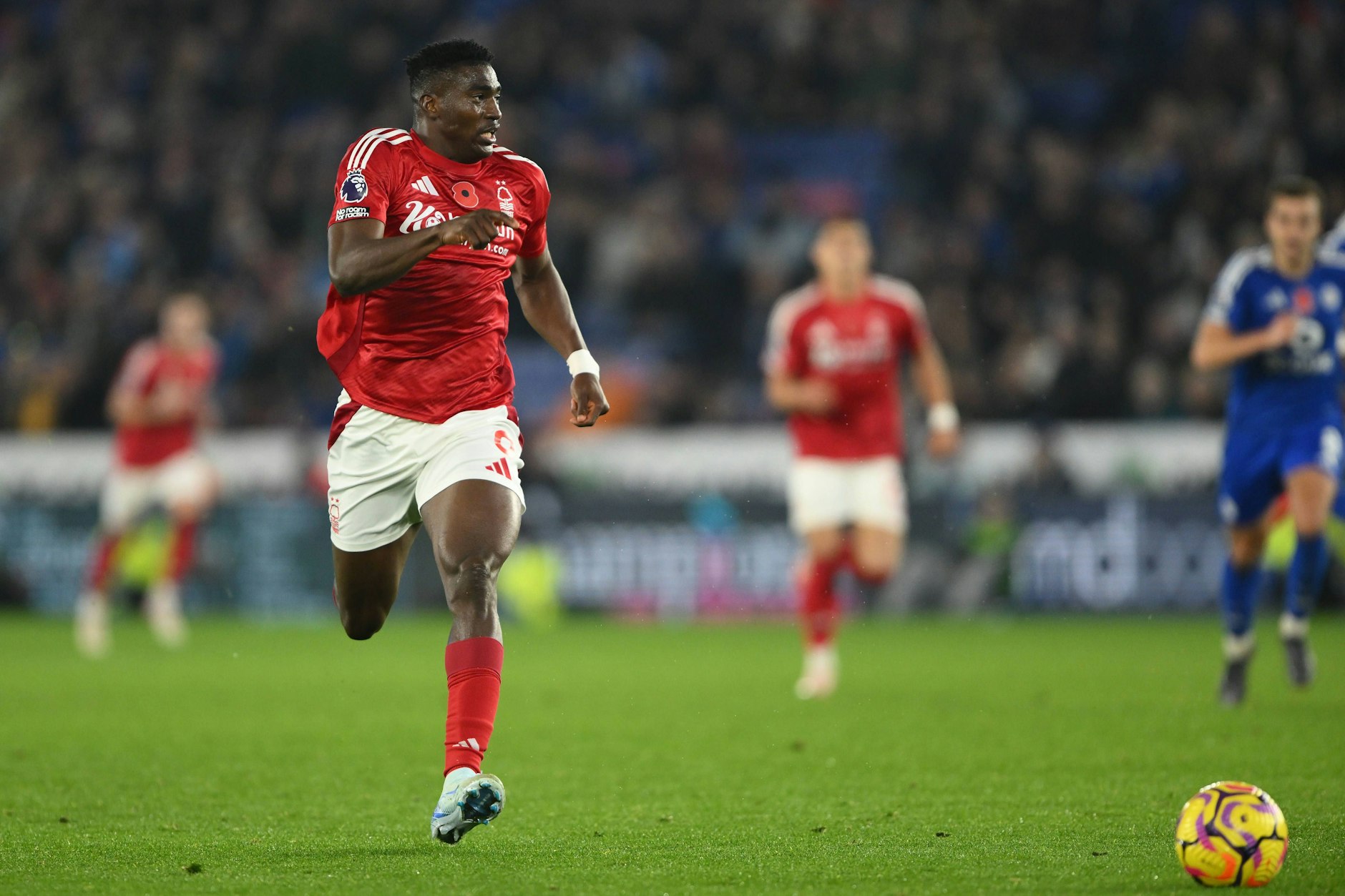 Die Vereinsfarben haben sich für Taiwo Awoniyi (links) nach seinem Wechsel vom 1. FC Union Berlin zu Nottingham Forest nicht geändert. Nur mit der aktuellen Spielzeit dürfte der Stürmer nicht zufrieden sein.