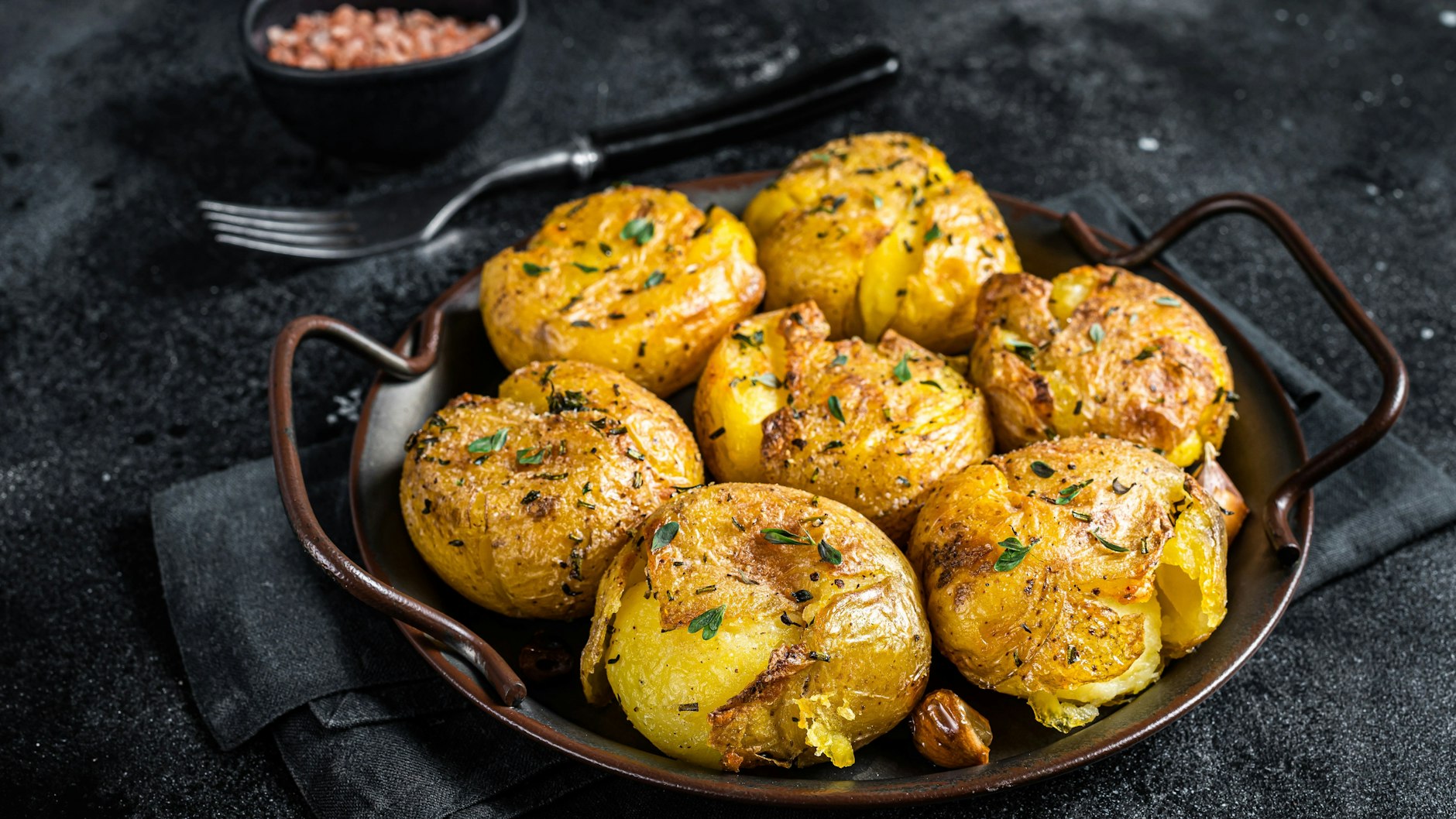 Am besten schmecken die Smashed Potatoes nach diesem Rezept, wenn sie frisch aus dem Ofen kommen.