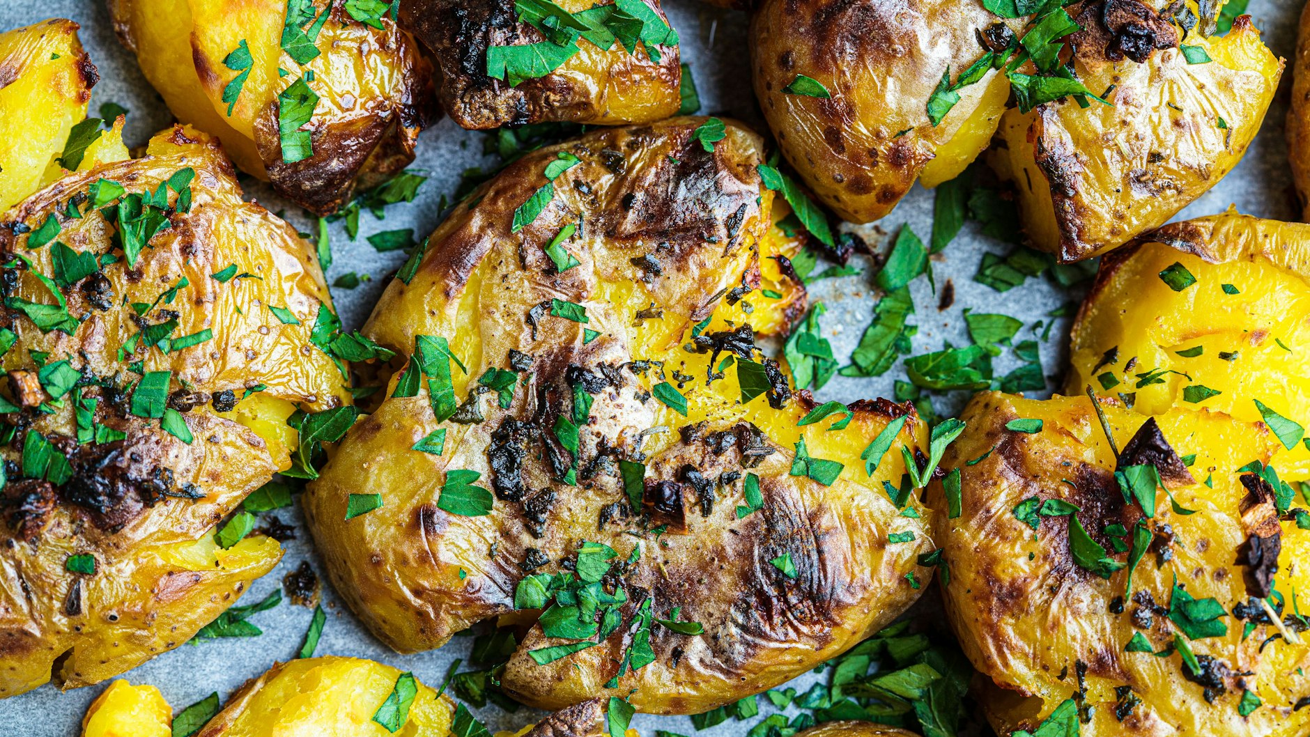 Innen weich, außen knusprig: Smashed Potatoes sind eine ganz besondere Art von Ofenkartoffel. Im Rezept lernen Sie, wie diese zubereitet werden.