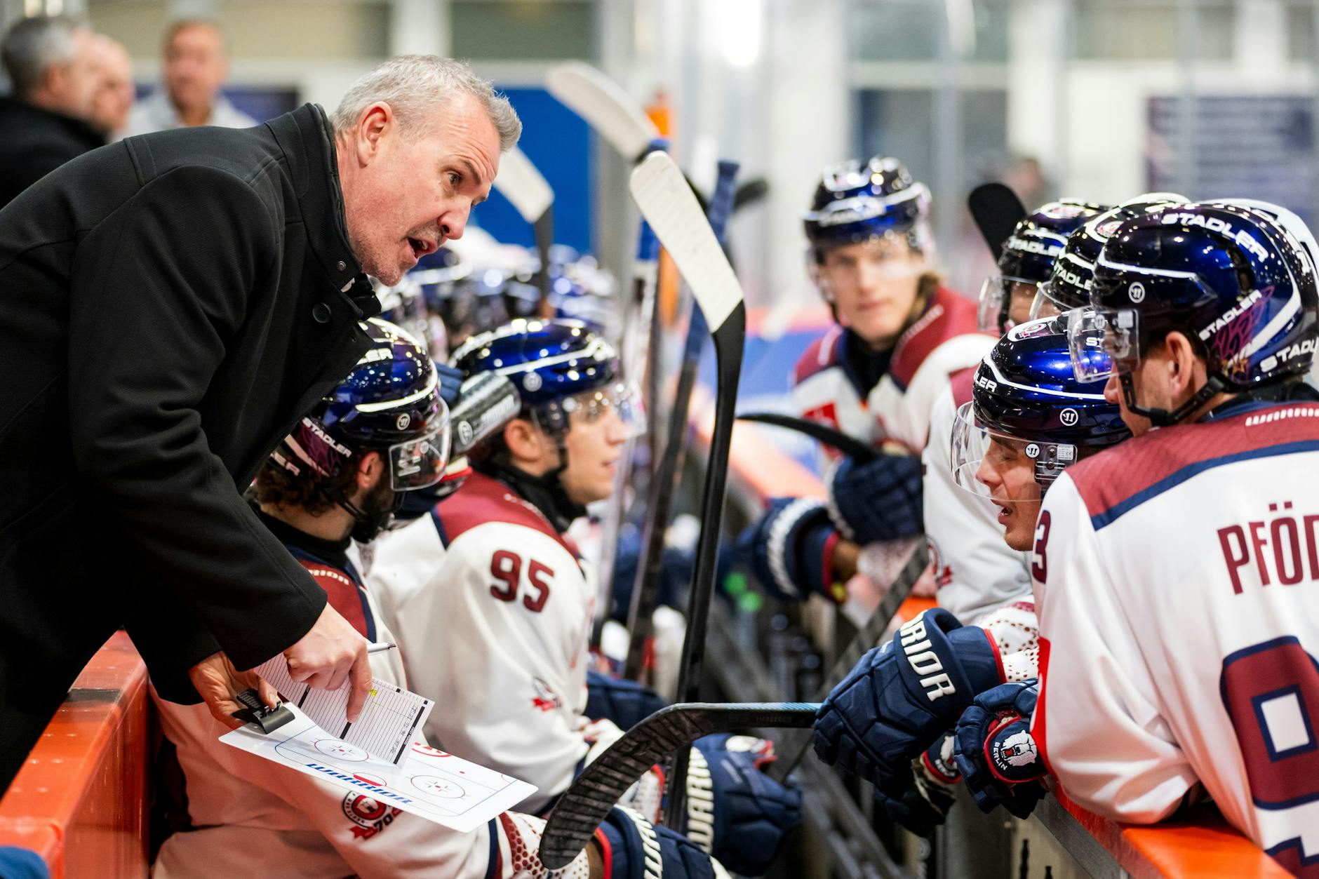 Eisbären-Trainer Serge Aubin (l.) weiß genau, dass die Sheffield Steelers keine leichte Aufgabe sind.