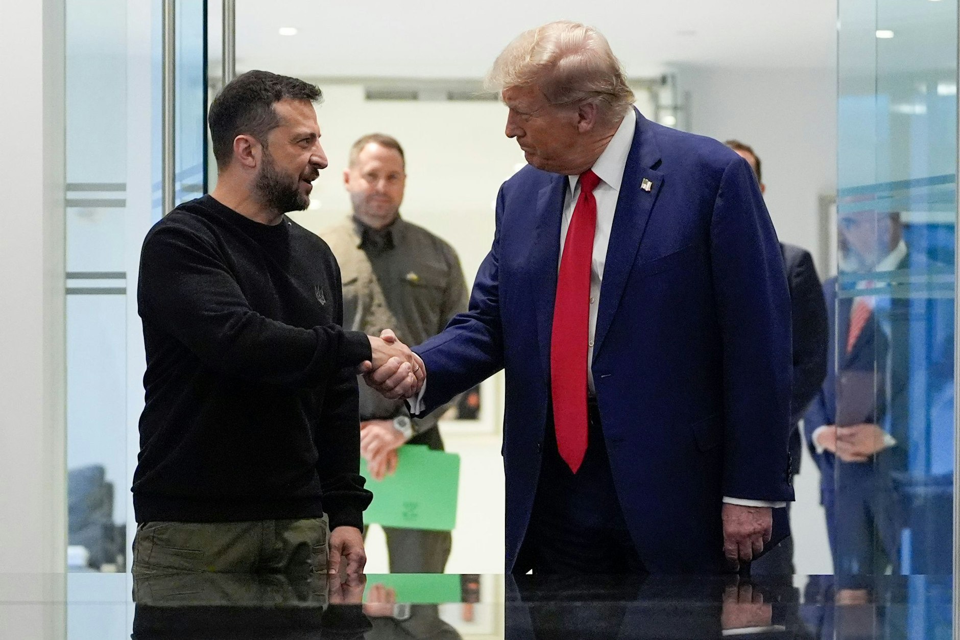 Donald Trump (r) gives the Ukrainian President Volodymyr Selenskyj a hand at a meeting in the Trump Tower.