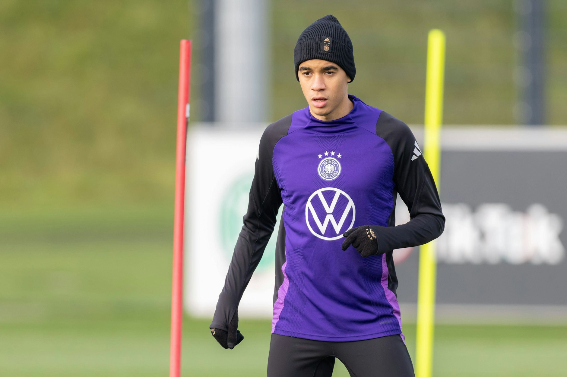 Bloß nicht krank werden: Jamal Musiala hat am Dienstag mit Mütze trainiert. Ein Grund zur Sorge vor den Spielen mit der Nationalmannschaft ist das aber nicht.