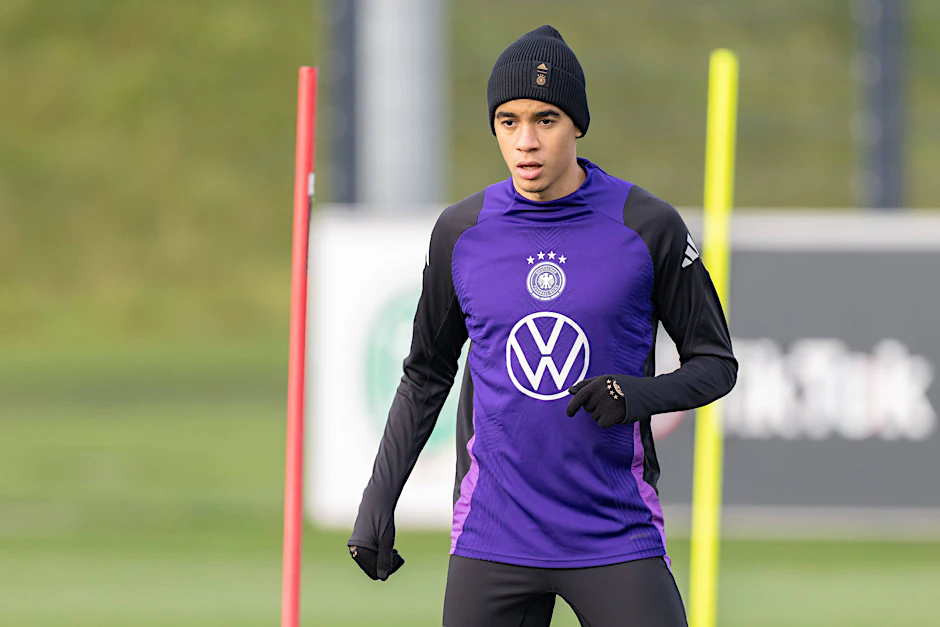Bloß nicht krank werden: Jamal Musiala hat am Dienstag mit Mütze trainiert. Ein Grund zur Sorge vor den Spielen mit der Nationalmannschaft ist das aber nicht.