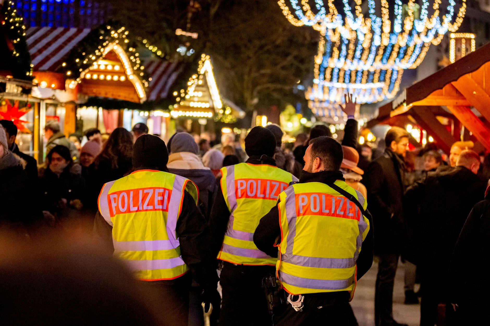 Polizeibeamte patrouillieren auf dem Weihnachtsmarkt am Breitscheidplatz. Plante auch der Terrorist von Elmshorn eine Attacke auf einen Weihnachtsmarkt?