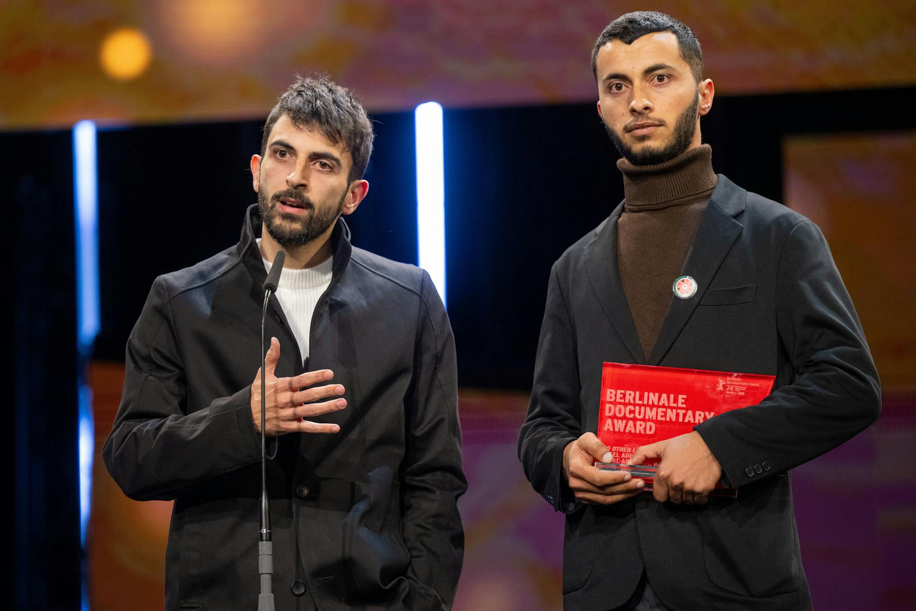 Die Filmemacher Yuval Abraham (l.) und Basel Adra während der Preisverleihung im Berlinale-Palast