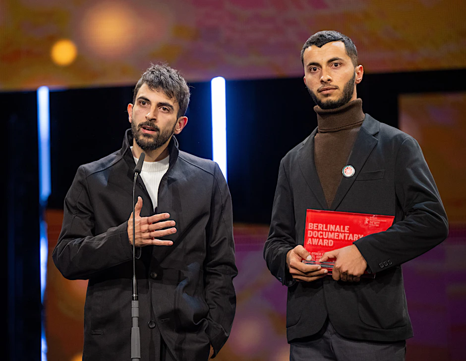Die Filmemacher Yuval Abraham (l.) und Basel Adra während der Preisverleihung im Berlinale-Palast