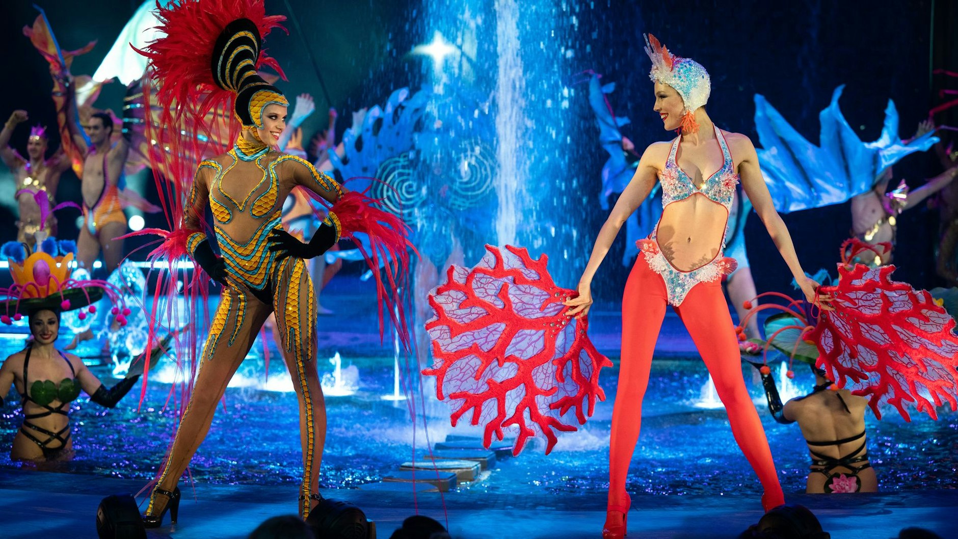 Wie in der echten Show: Glamouröse Auftritte aus dem Friedrichstadt-Palast bekommt man auch in der ZDF-Serie „Der Palast“ zu sehen.