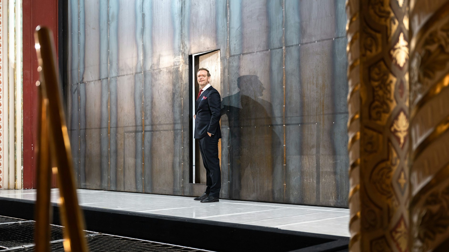 Daniel Morgenroth auf der Bühne seines Theaters. Am 21. November wird er den Verleger des Berliner Verlags, Holger Friedrich, interviewen.