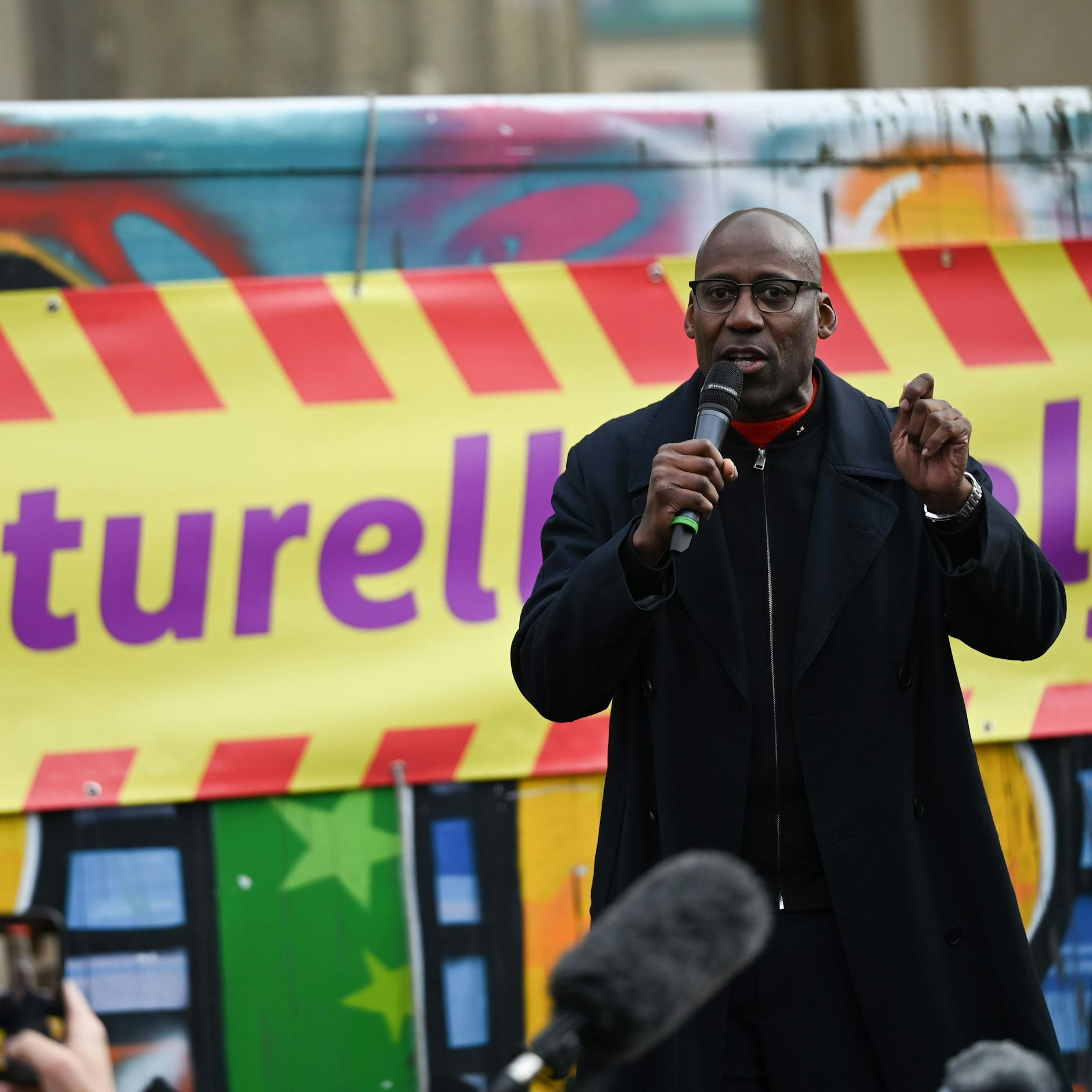 Image - Kultursenator Joe Chialo stellt sich Demonstranten: „Kultur ist die Schwerindustrie Berlins“