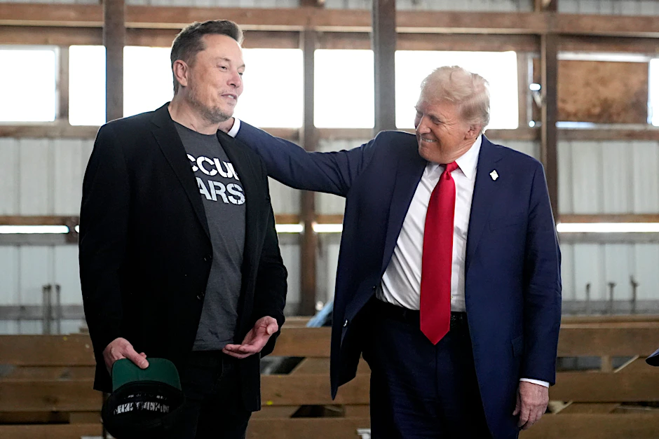 ARCHIV - 05.10.2024, USA, Butler: Elon Musk, CEO von Tesla und SpaceX, und Donald Trump nehmen an einer Wahlkampfveranstaltung bei der Butler Farm Show teil. 