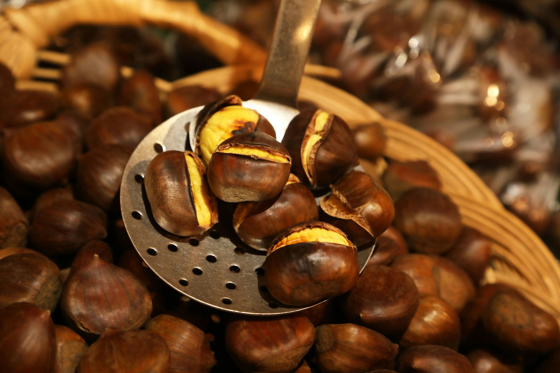 Probieren Sie das Rezept für Maronen aus der Heißluftfritteuse gleich mal aus.