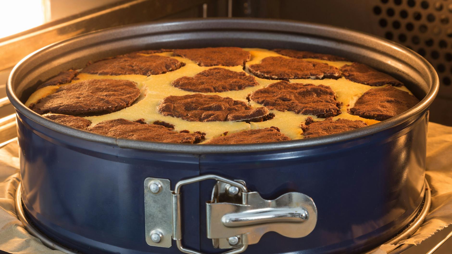 Zupfkuchen können Sie entweder in einer Springform oder auf einem Backblech zubereiten - beides funktioniert wunderbar.
