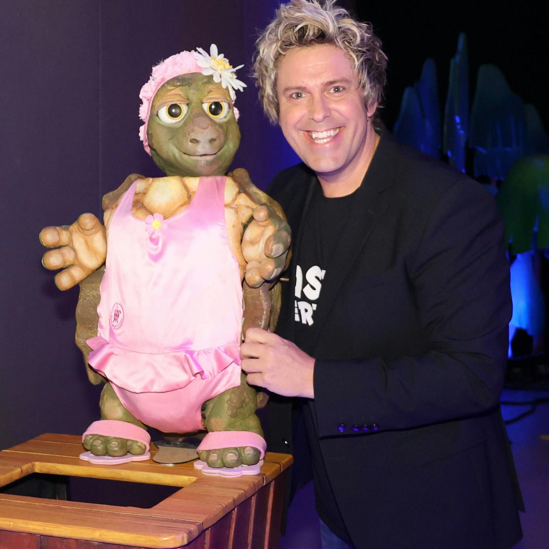 Sascha Grammel mit seiner Schildkröte Josie - auch ihr haucht er seit Jahren Leben ein.