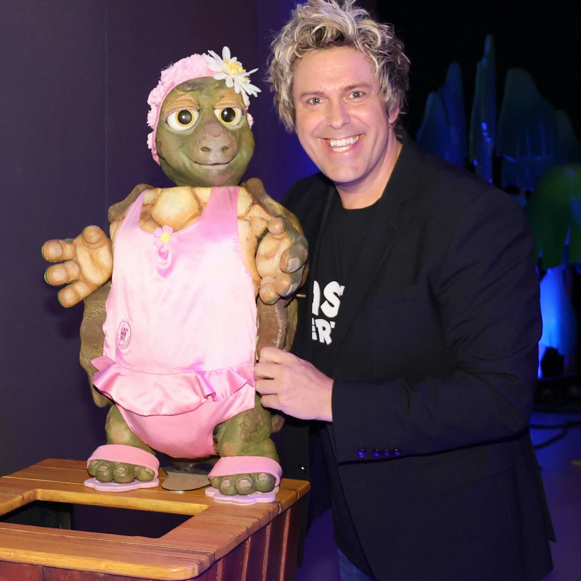 Sascha Grammel mit seiner Schildkröte Josie - auch ihr haucht er seit Jahren Leben ein.