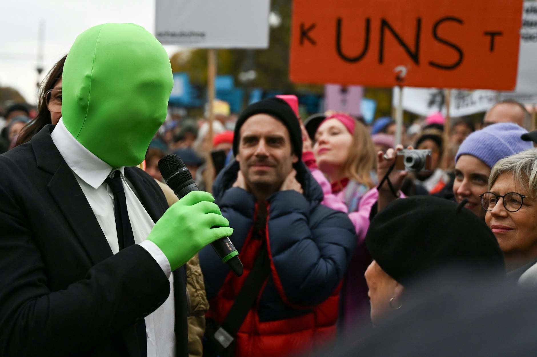 Berlin: Der Schauspieler Lars Eidinger (l.) am Mittwoch bei einer Anti-Spar-Demo der hochsubventionierten Kulturbranche.