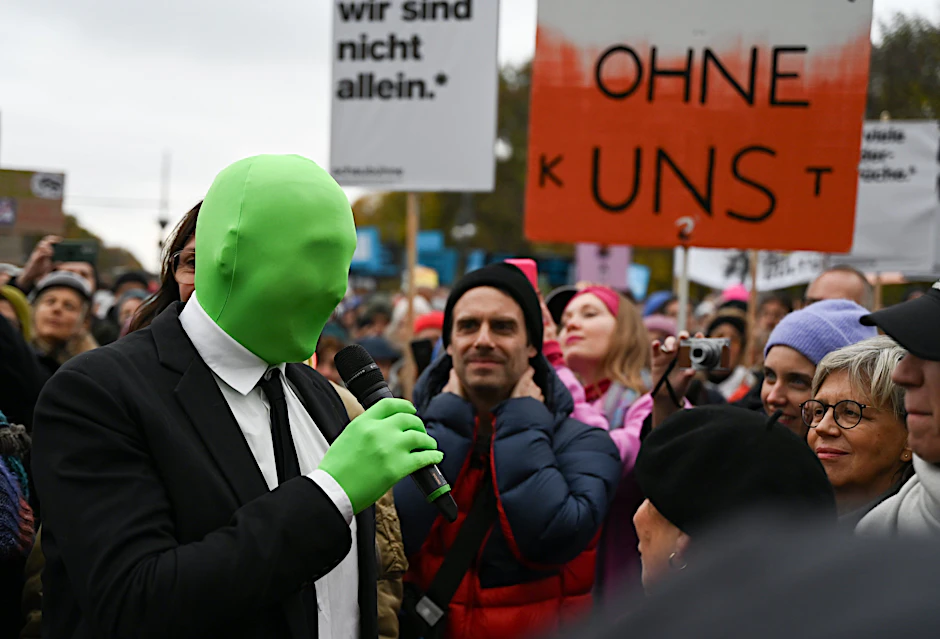 Berlin: Der Schauspieler Lars Eidinger (l.) am Mittwoch bei einer Anti-Spar-Demo der hochsubventionierten Kulturbranche.