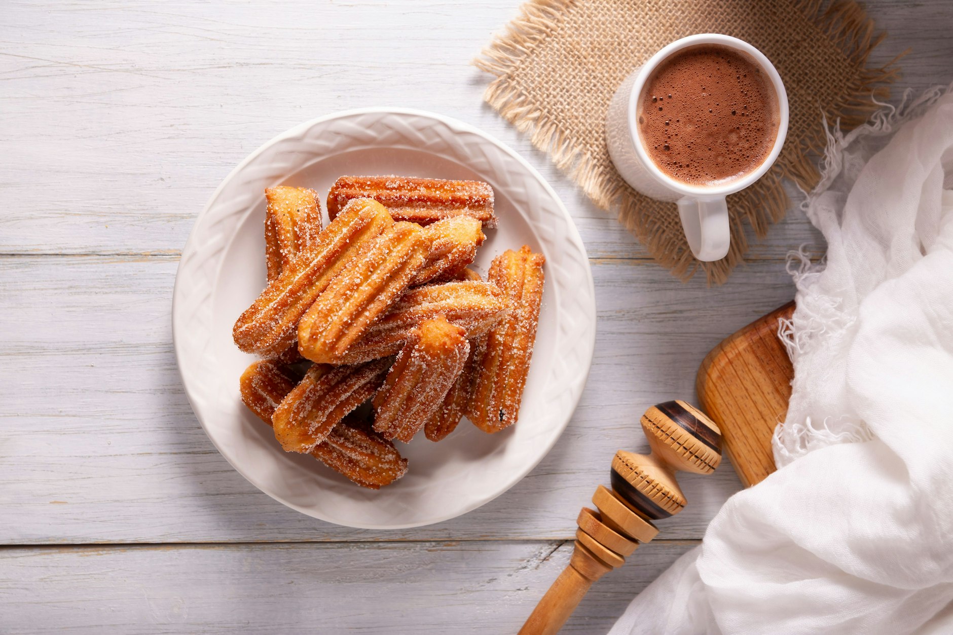 Das Rezept für Churros aus der Heißluftfritteuse schmeckt super lecker, ist aber viel gesünder als die Weihnachtsmarktvariante.