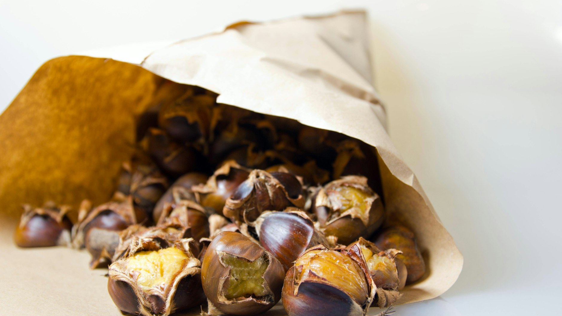 Das Rezept für Esskastanien aus der Heißluftfritteuse ist super einfach und lecker. 