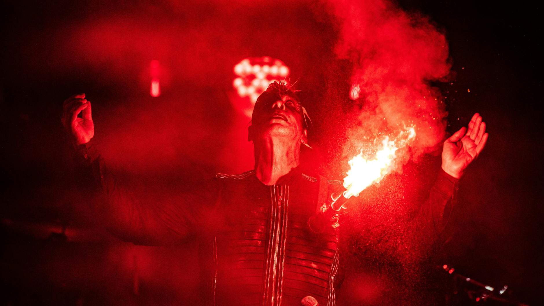 Bei den Konzerten von Rammstein gibt's eine gigantische Pyro-Show - Till Lindemann setzt eher auf derbe Videos im Hintergrund.