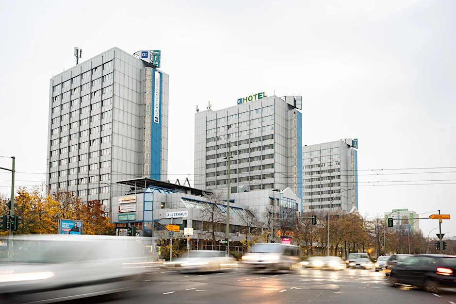 In den drei Türmen des einstigen City-Hotels in Lichtenberg befinden sich neue Unterkünfte für Geflüchtete.