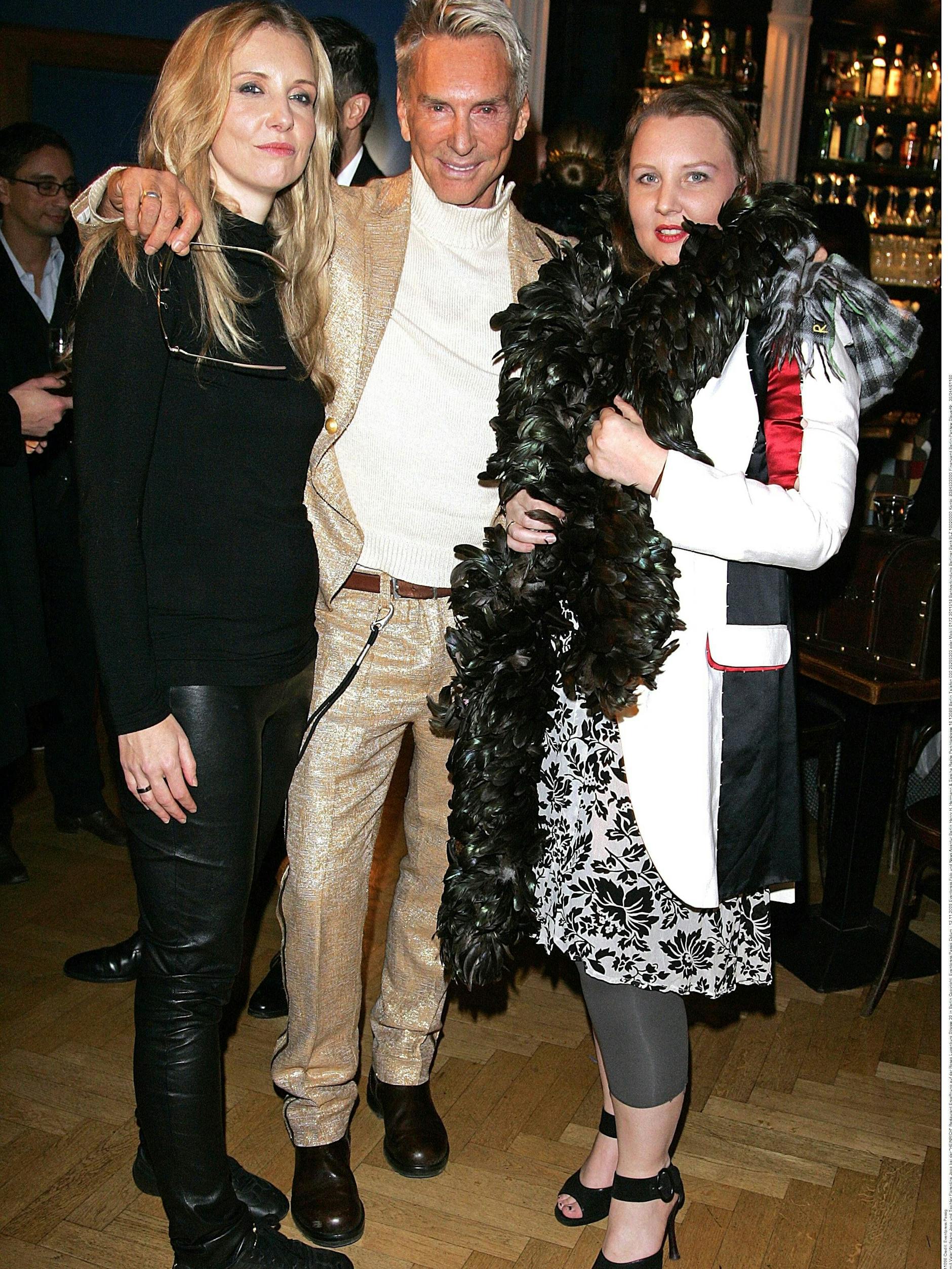 Wolfgang Joop mit seinen Töchtern Jette (li.) und Florentine im Jahr 2009.
