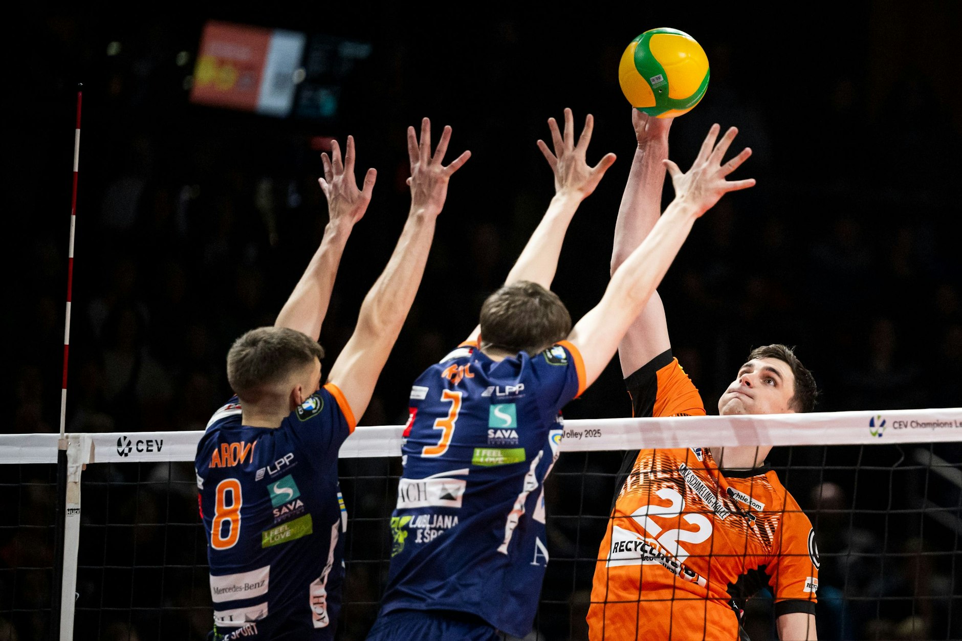Berlins Diagonalangreifer Jake Hanes greift beim Sieg der BR Volleys höher als die Gegner von ACH Volley Ljubljana.