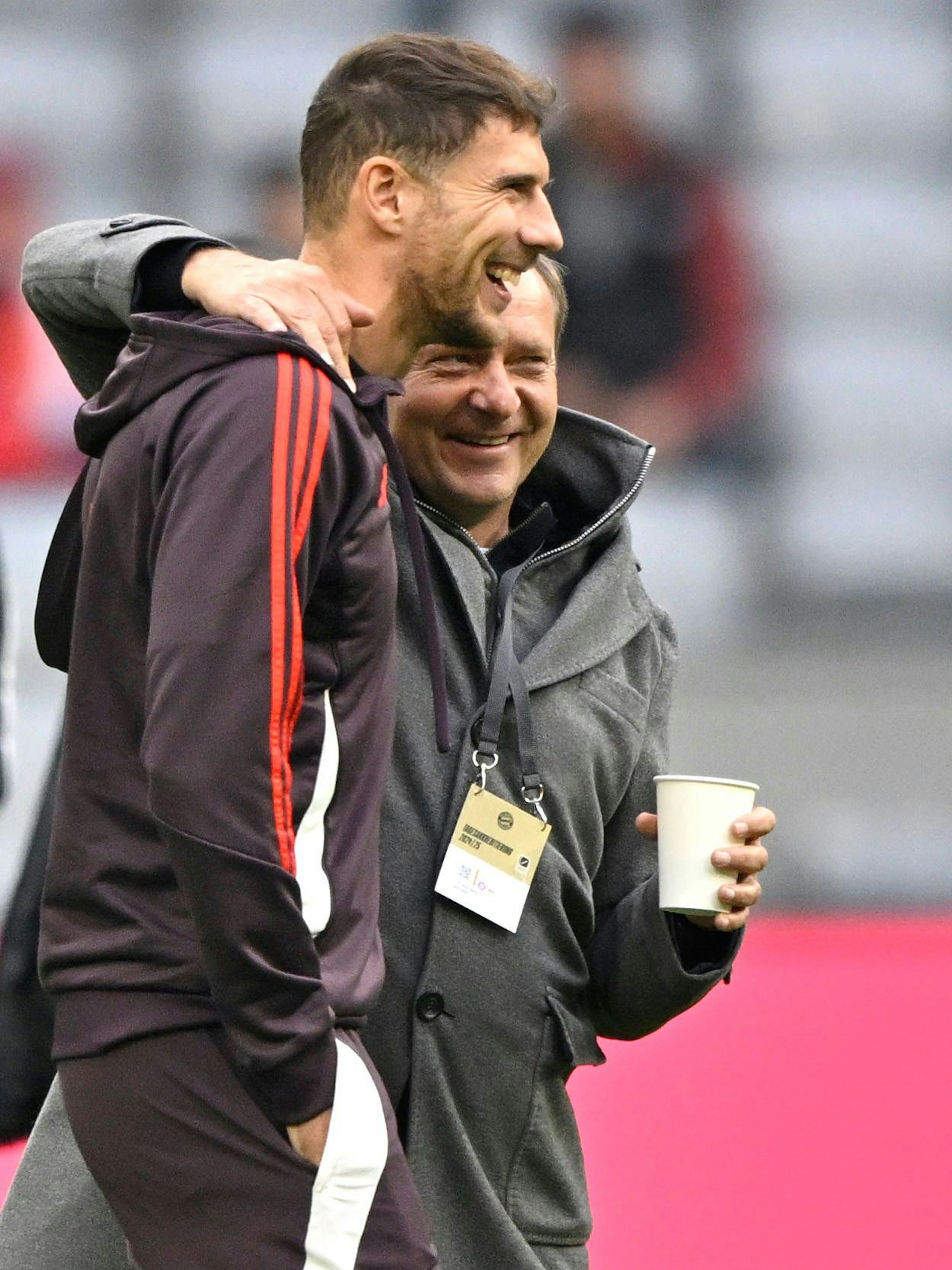 Kennen und schätzen sich: Union-Manager Horst Heldt (54) und Bayern-Star Leon Goretza (29).