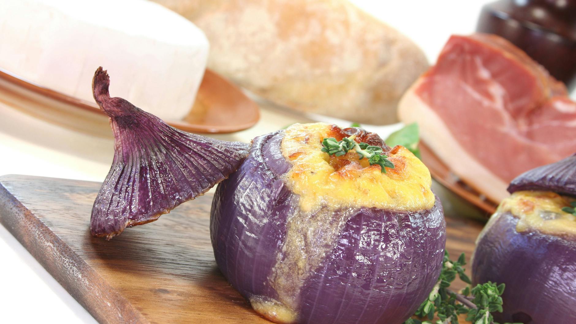 Natürlich können sie für das Rezept für gefüllten Zwiebeln auch rote Zwiebeln verwenden – sie sind etwas süßer. Allerdings sollten sie eine ordentliche Größe haben, damit man sie gut füllen kann.