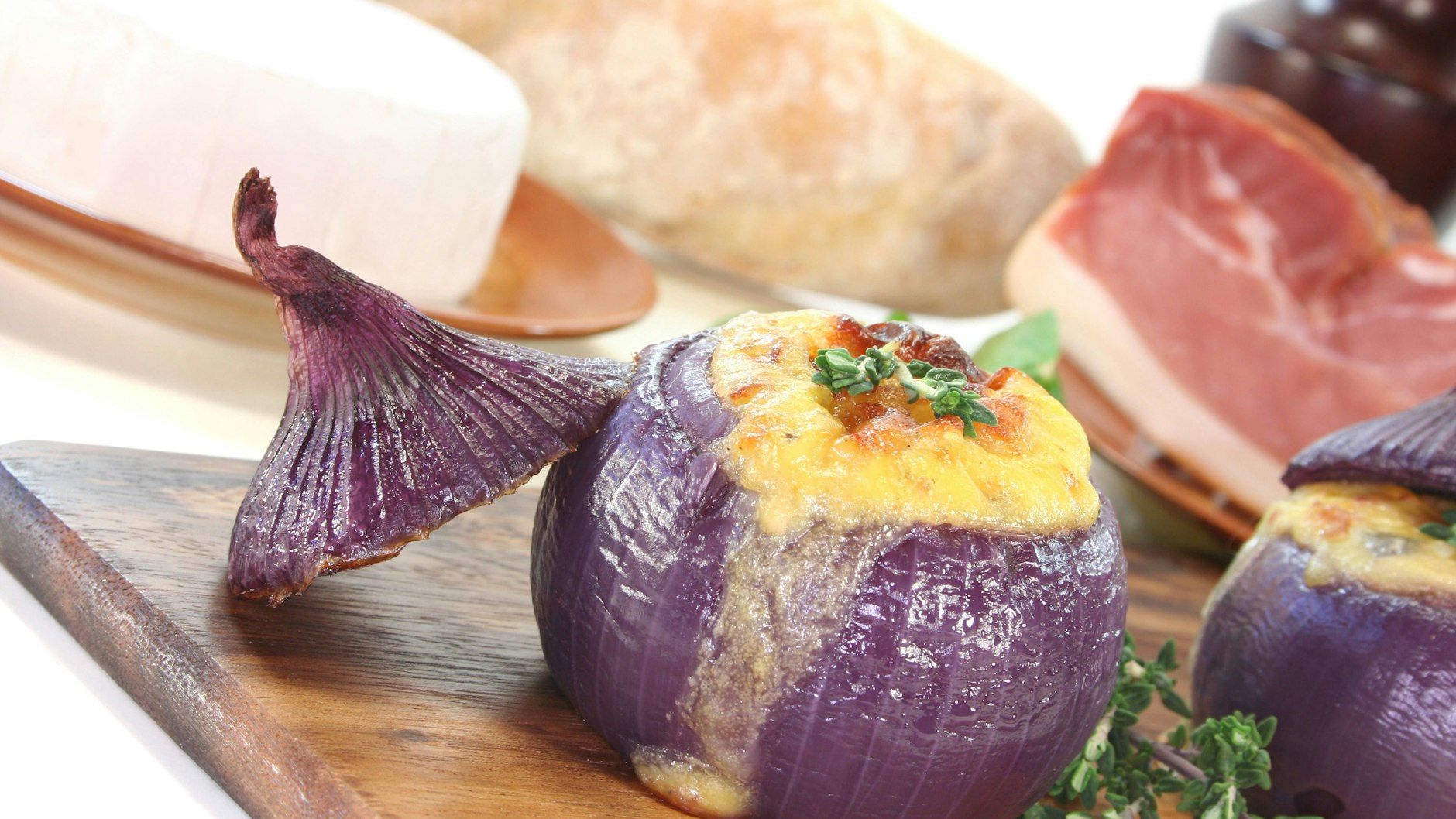 Natürlich können sie für das Rezept für gefüllten Zwiebeln auch rote Zwiebeln verwenden – sie sind etwas süßer. Allerdings sollten sie eine ordentliche Größe haben, damit man sie gut füllen kann.