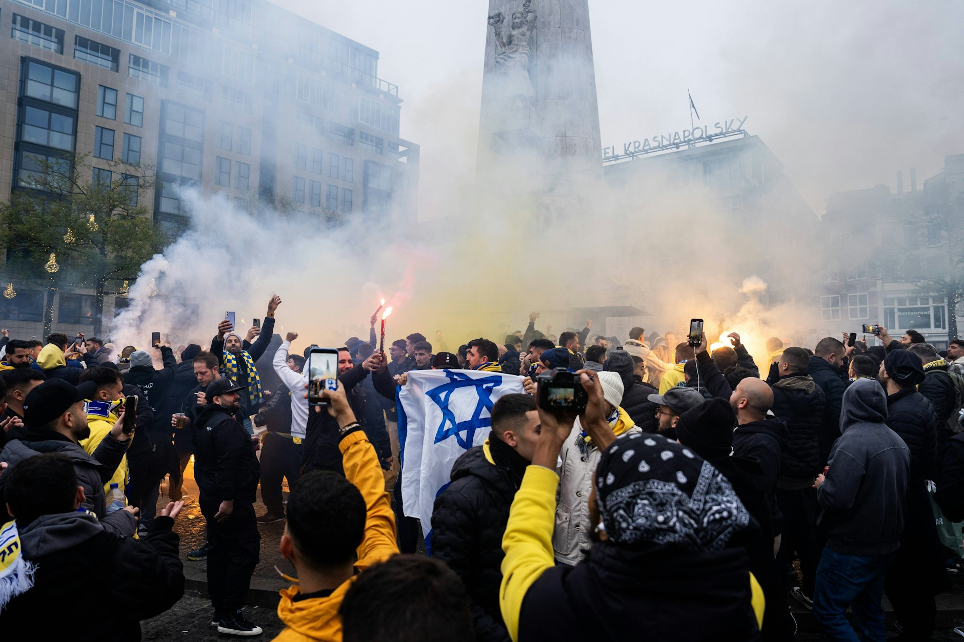 Anhänger von Maccabi Tel Aviv mit Feuerwerkskörpern und einer israelischen Flagge in Amsterdam, vor dem Spiel gegen Ajax am 7. November