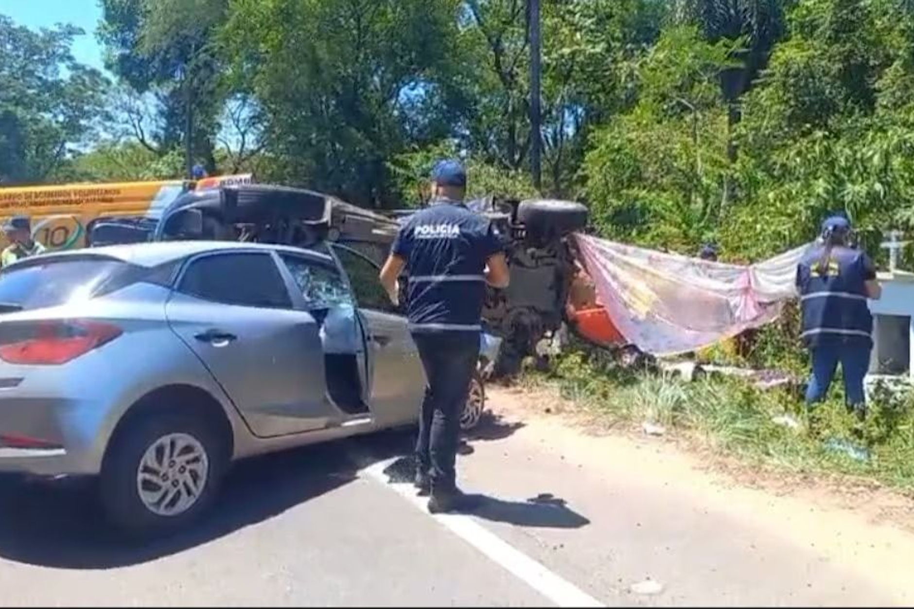 Foto vom Unfallort in Paraguay. Das Wrack des roten Kleinwagens der Diplomaten-Familie liegt rechts, in ihm starben Kristin B. (40), Ehemann Osvaldo J. (39) und Sohn Phillipe (2).